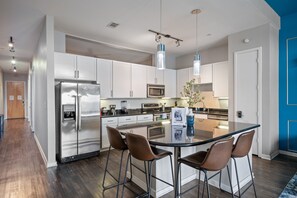 冷蔵庫、電子レンジ、オーブン、コンロ