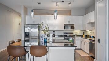 Frigorífico, microondas, horno y placa de cocina