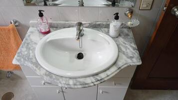 Dormitorio compartido, 1 habitación, fumadores, patio | Baño