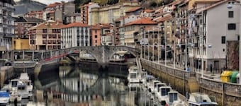 Great accommodation on the coast of the Basque Country, with capacity for 8 to 10 people.