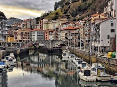 Great accommodation on the coast of the Basque Country, with capacity for 8 to 10 people.