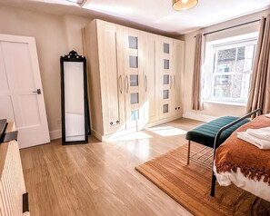 3 bedrooms, iron/ironing board, WiFi, bed sheets - Bourne Cottage (Castleton)