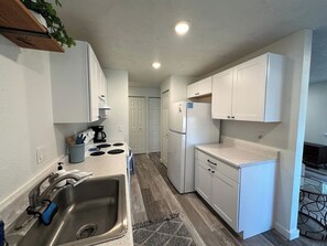 Kühlschrank, Mikrowelle, Ofen, Herdplatte