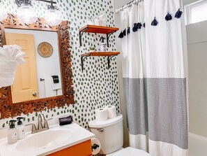 Hair dryer, towels - The Retro duplex unit (Boise)