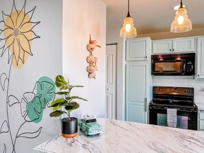 冷蔵庫、電子レンジ、オーブン、コンロ