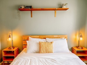 2 bedrooms, desk, free WiFi, bed sheets - The Wildflower duplex unit (Boise)