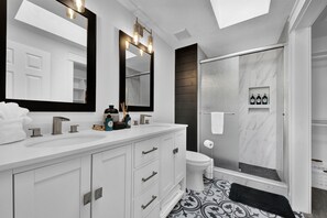 Shower, hair dryer, towels - Tranquil Townhouse near hospital (Boise)