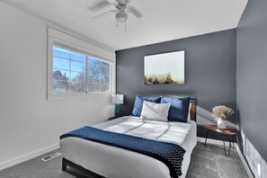 3 bedrooms, desk, iron/ironing board, free WiFi - Tranquil Townhouse near hospital (Boise)