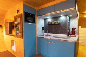 Fridge, microwave, oven, coffee/tea maker