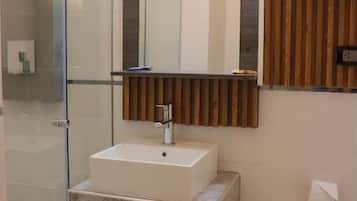 Ducha, jabón, shampoo, papel higiénico