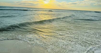 TURTLE COVE: Beachside/Ocean View/Direct Beach Access/Sleeps 8/ Pet Friendly