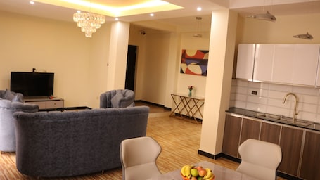 Suíte superluxo, sacada, vista para a cidade | Área de estar | TV de tela plana 43 polegadas com canais a cabo, monitores de computador. MM HOTEL