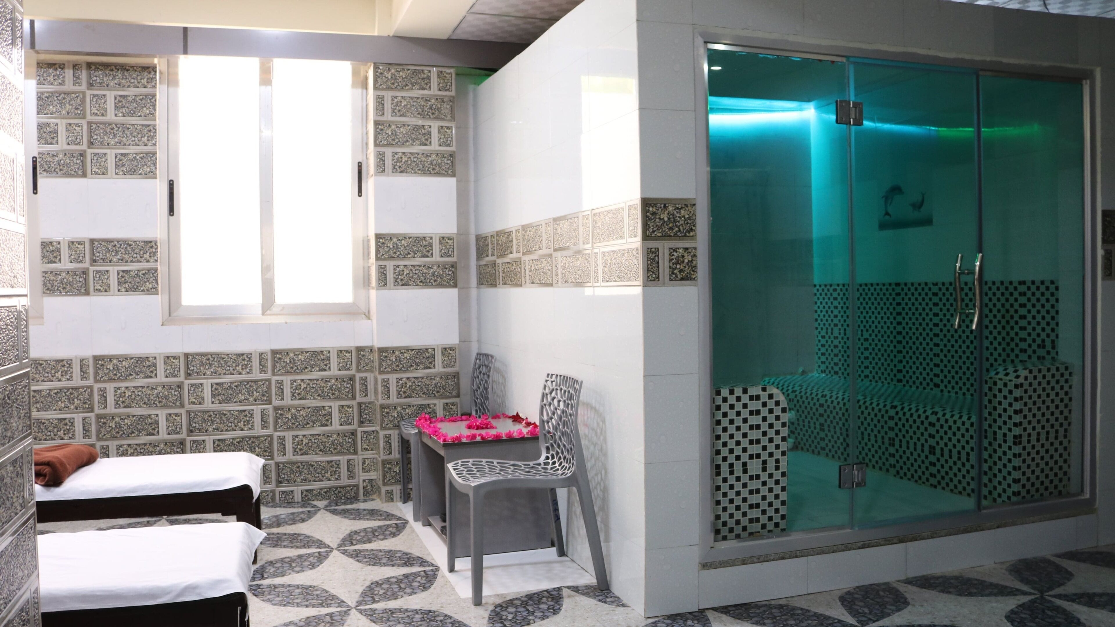 Steam room, mud baths, deep-tissue massages, 3 treatment rooms, massages