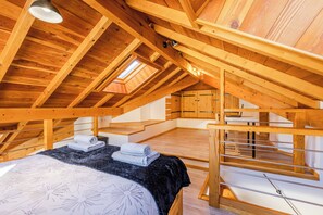 2 bedrooms, desk, iron/ironing board, travel cot - Chalet-style apartment - Parking - Quiet and cosy (Saint-Martin-de-Queyrières)