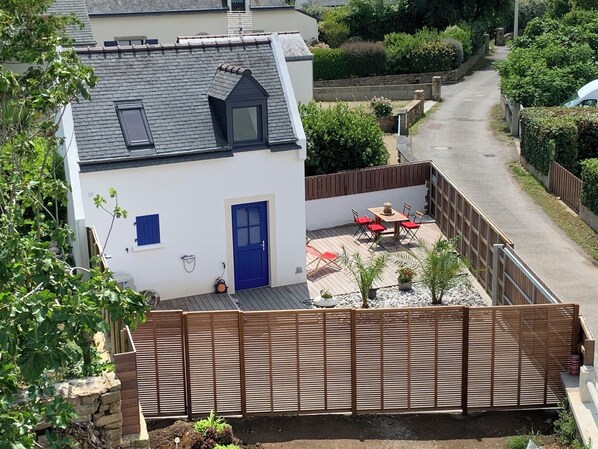 Outdoor dining - Detached fisherman's cottage on the seafront with large terrace and parking space (Arzon)