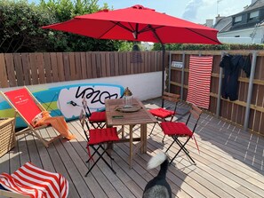 Outdoor dining - Detached fisherman's cottage on the seafront with large terrace and parking space (Arzon)