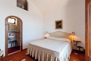 3 slaapkamers, een bureau, een strijkplank/strijkijzer, reisbedje