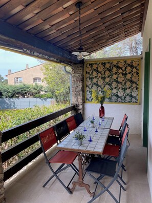 Outdoor dining