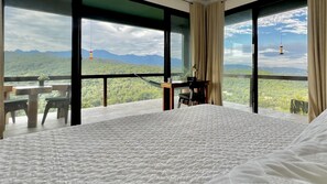 1 室のベッドルーム、セーフティボックス (室内)、デスク、アイロン / アイロン台