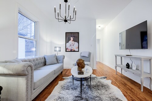 Charming 2-bedroom, 1 bath apartment in historic Cabbagetown