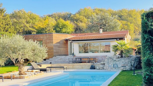 A modern house with a swimming pool, wooden exterior, and a stone wall. - Crémieu, calm and relaxation, 2 steps from the center. (Crémieu)