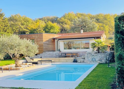 Crémieu, calm and relaxation, 2 steps from the center.