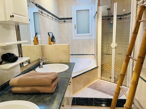Shower, hair dryer, towels, soap - Crémieu, calm and relaxation, 2 steps from the center. (Crémieu)
