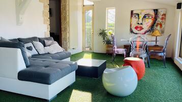 Una televisión, una chimenea, una mesa de tenis de mesa, libros