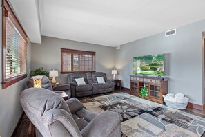 Smart TV, fireplace