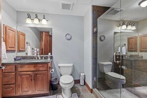 Suihku, hiustenkuivaaja, pyyhkeet, saippua