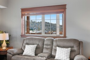 Smart TV, fireplace - Riverstone Village—Spacious 2nd Floor Corner Unit w/ Wrap-Around Patio (Coeur d'Alene)