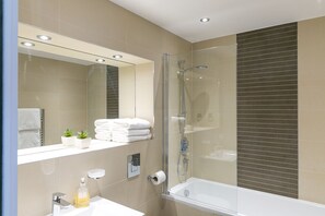 Sèche-cheveux, serviettes fournies