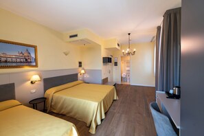 Habitación cuádruple familiar | Insonorización, wifi gratis y acceso para silla de ruedas 