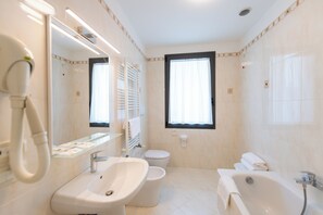 Habitació doble o amb dos llits individuals Deluxe | Bany | Dutxa, articles de tocador gratuïts, assecador de cabells i tovalloles 