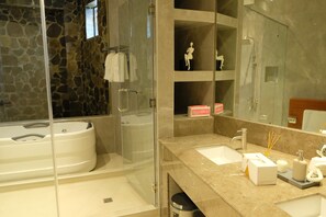 Suite Eksekutif | Kamar mandi | Sandal, handuk, sabun, dan sampo