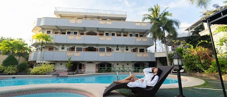 Outdoor pool, pool umbrellas, sun loungers