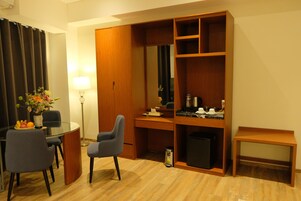 Executive Suite | Living area | TV