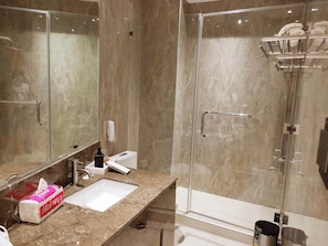 Superior Suite | Bathroom | Slippers, towels, soap, shampoo - Villa Isabel Hotel (Sorsogon City)
