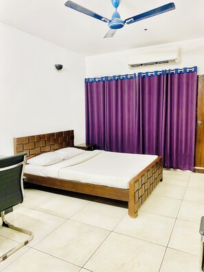 4 bedrooms, iron/ironing board, WiFi