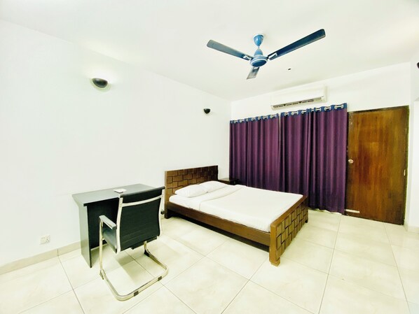 4 bedrooms, iron/ironing board, WiFi