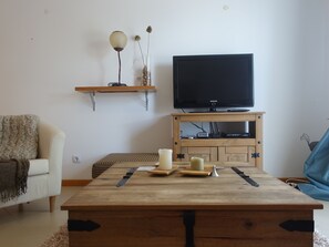 TV - Apartment opposite the Ria Formosa and the beach, in a private condo with swimming pool (Cabanas de Tavira)