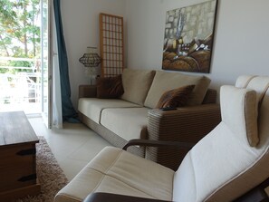 TV - Apartment opposite the Ria Formosa and the beach, in a private condo with swimming pool (Cabanas de Tavira)
