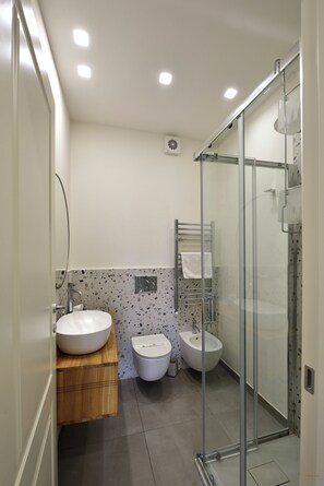 Dusj, hårføner, bidé og håndklær