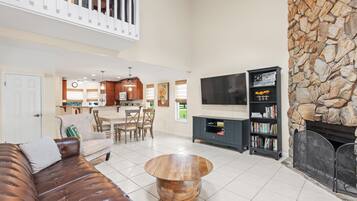 Smart TV, chimenea y libros