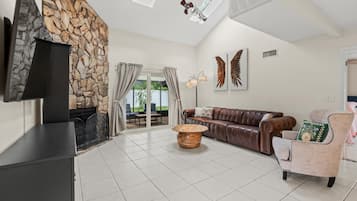 TV connectée, cheminée, livres