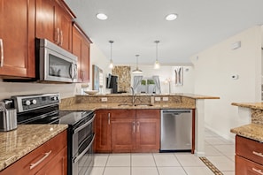 Een koelkast, een magnetron, een oven, een kookplaat