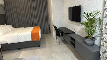 1 dormitori, planxa i posts de planxar, wifi i roba de llit