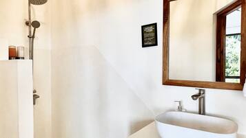 Chuveiro, secador de cabelo, toalhas de banho, sabonete