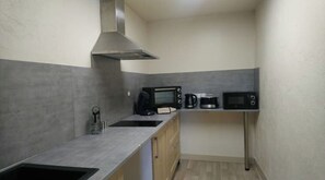 Kylskåp, mikrovågsugn, ugn och spishäll