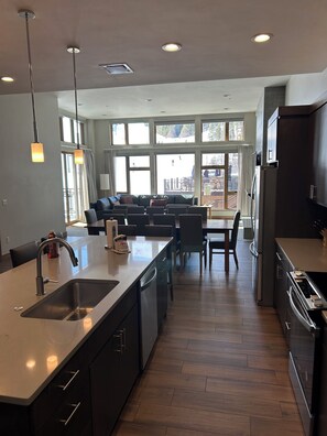 Microwave, oven, stovetop, dishwasher - Grand Colorado 4BR luxury condo, slopeside, sleeps 16, in fabulous Breckenridge (Breckenridge)